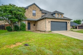 Building Photo - Exclusive 4 Bedroom • Lovely Backyard Spac...