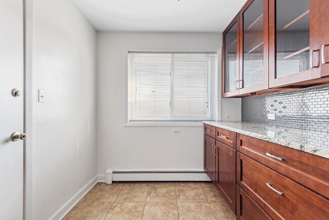 Building Photo - 1921 Harrison St