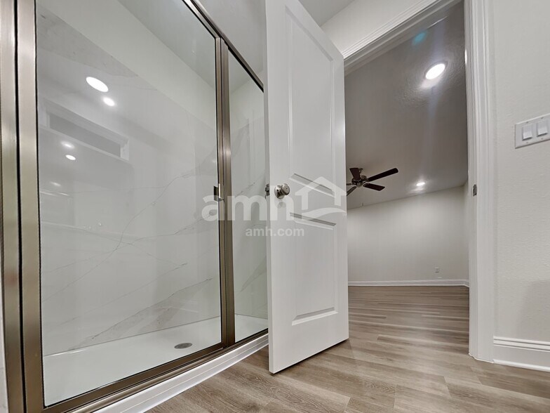 Building Photo - 11638 Hillside Dr