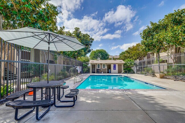 Building Photo - 2 bed 2 bath condo