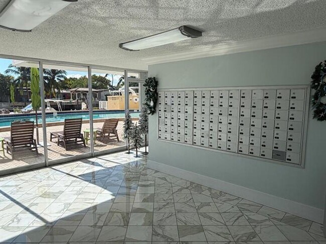 Building Photo - 2000 NE 135th St