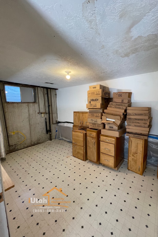Building Photo - 2 bdrm 1 bath Duplex- Coming soon