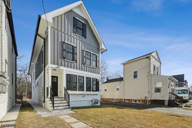 Building Photo - 133 Forest St