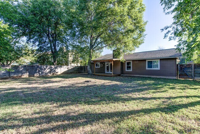 Building Photo - Recently renovated, move-in ready 3/2 home...