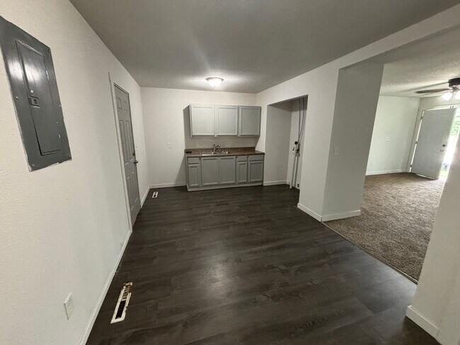 Building Photo - Charming 3 bed plus bonus room