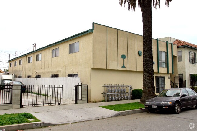Primary Photo - 1342 Peterson Ave