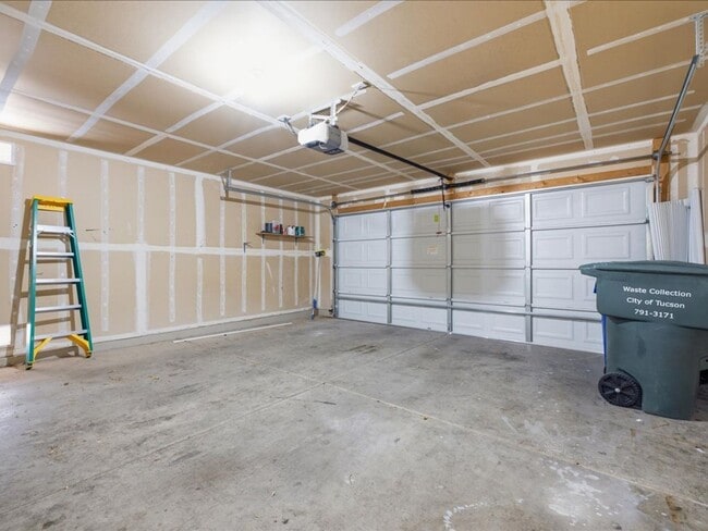 Building Photo - 9909 E Rocky Wash Dr