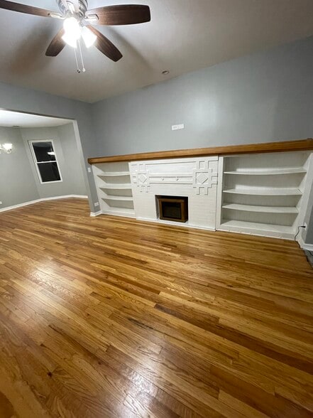 Building Photo - 1543 N Lorel Ave