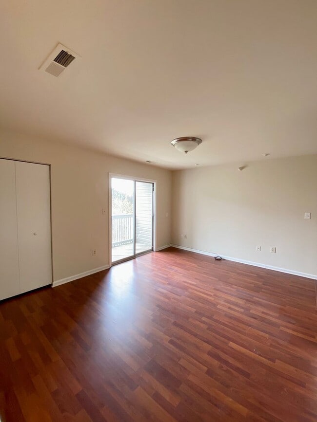 Building Photo - One Bedroom Condo in North Stafford