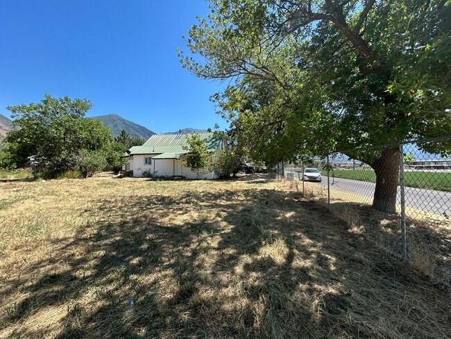 Building Photo - 3 Bedroom 1 Bathroom Home in Salem w/ Horse Property