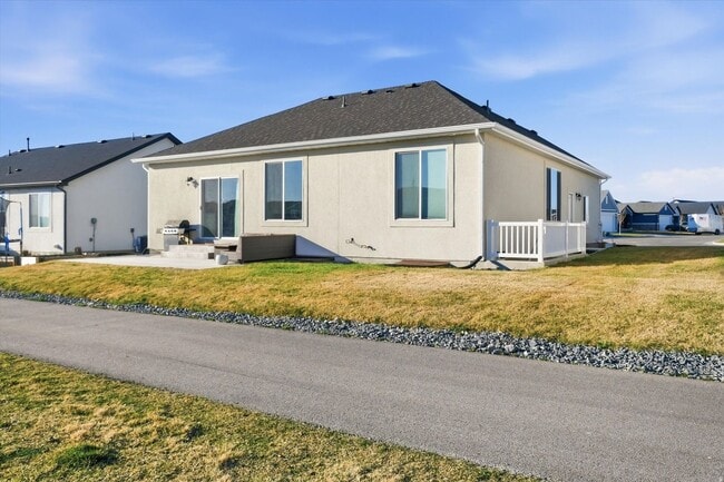 Building Photo - Like-New Rambler in The Village at Fox Meadows | Mountain Views, Pool Community & All Appliances ...