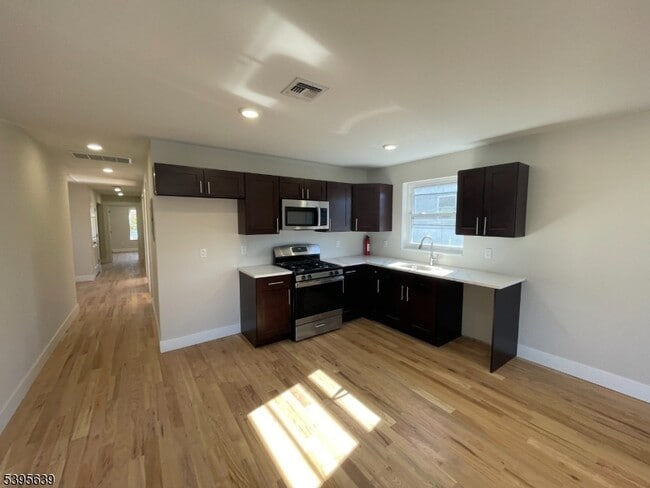 Building Photo - 119-121 Lewis St