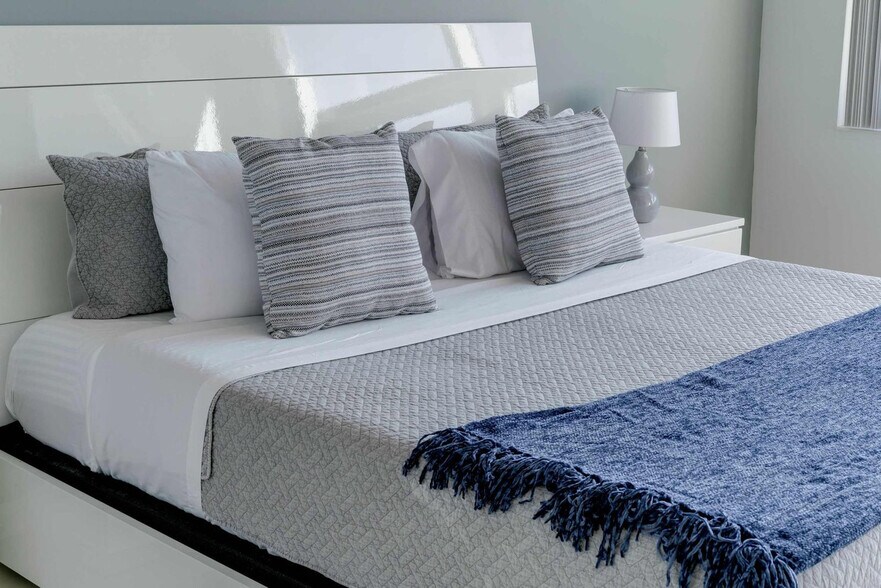 Building Photo - 3250 NE 1st Ave