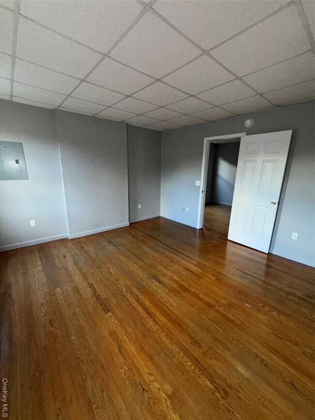 Building Photo - 54 Gifford Ave