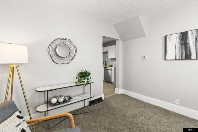 Building Photo - Charming 3-Bedroom Home with Spacious Layout