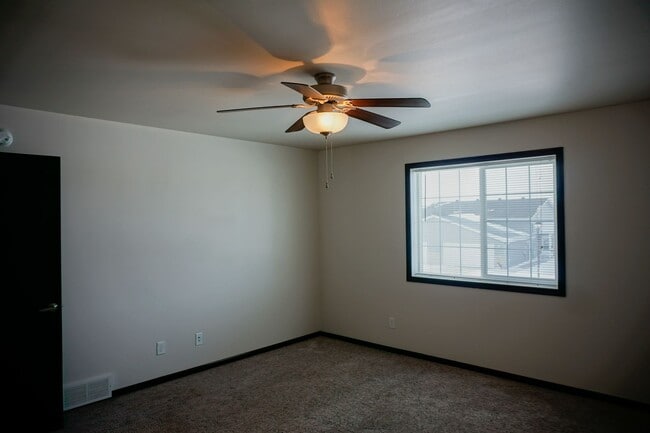 Building Photo - 3 Bed 3 Bath Twin Home