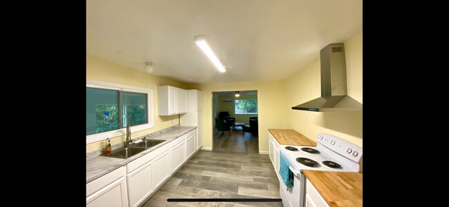 Building Photo - 620 Meadow Ln