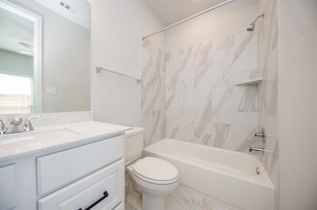 Building Photo - 29819 Breezy Pnes Lp