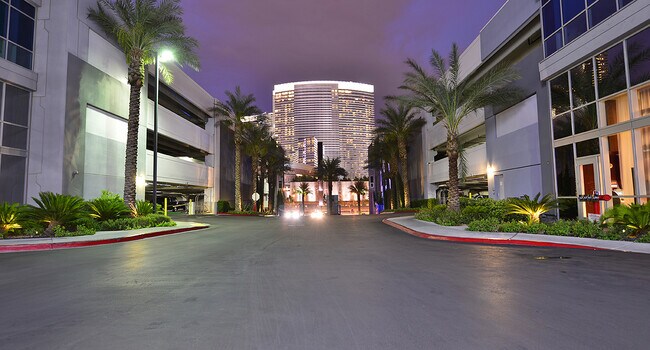 Building Photo - Panorama Towers T2, 104- Pool Views from t...