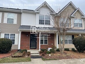 Building Photo - 2 Bedroom/2.5 Bath Townhouse in Greensboro