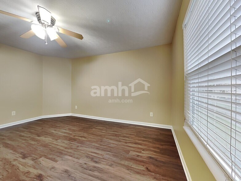 Building Photo - 10204 Meadow Glen Dr