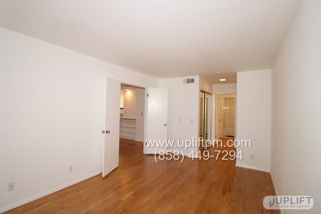 Building Photo - 1 Bed 1 Bath near UCSD, laundry in unit, P...