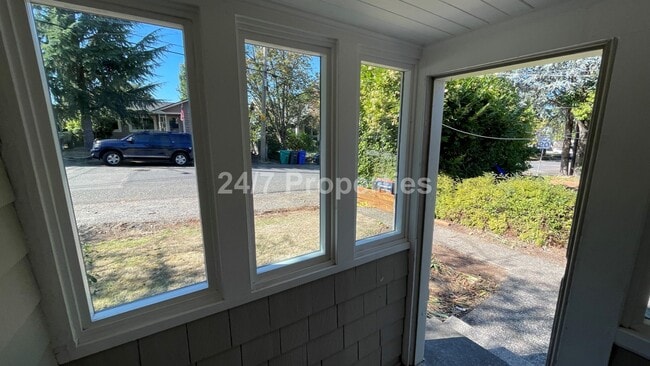 Building Photo - Nostalgic 2 BD | 2 BA House w/ Large Backy...