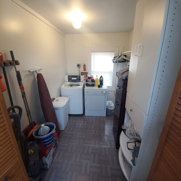 Building Photo - 1222 N Spring St