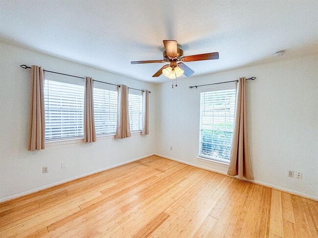 Building Photo - 1860 White Oak Dr