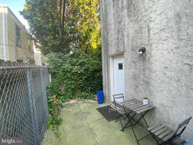 Building Photo - 1735 Bainbridge St