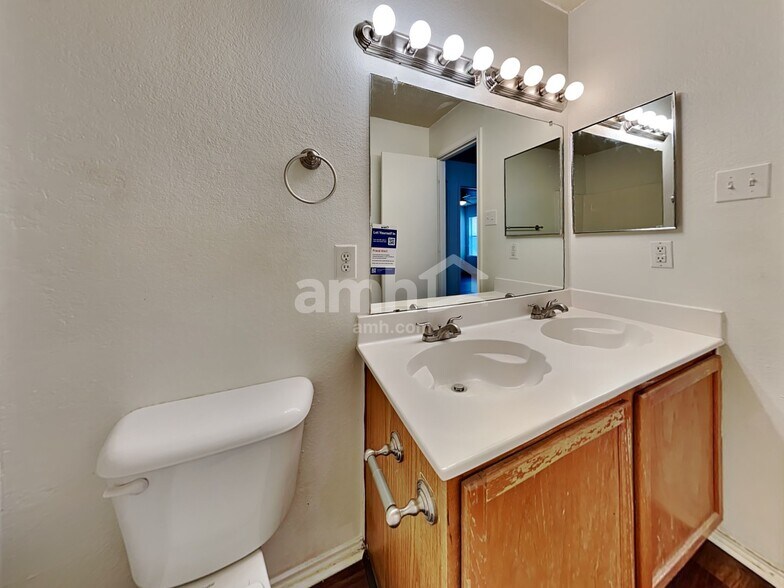 Building Photo - 5205 Bedfordshire Dr