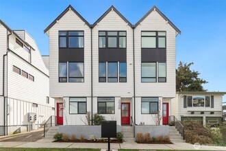 Building Photo - 5030 Sand Point Pl NE