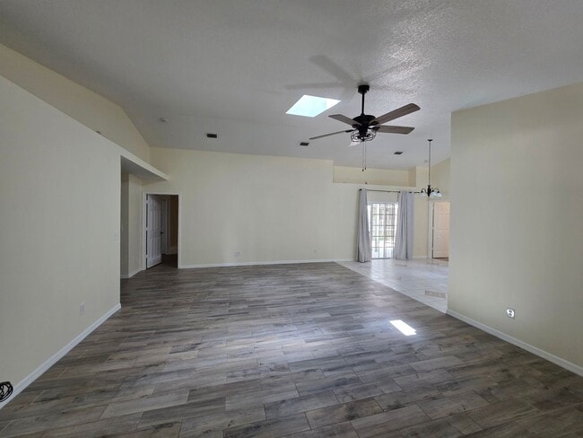 Building Photo - Pool Home in Vero Lake Estates 3/3 with Bonus Room
