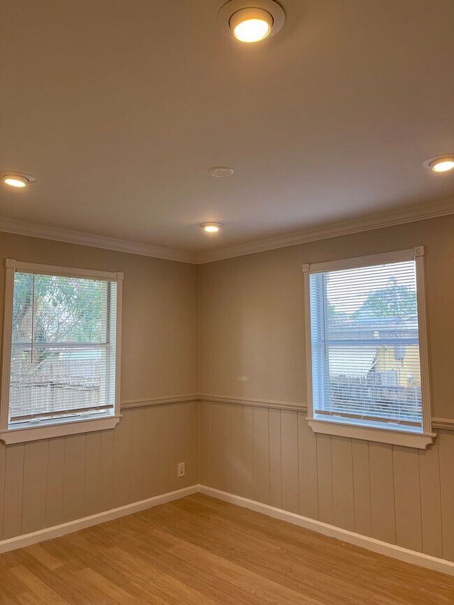 Building Photo - Newly renovated 3/2 for rent!