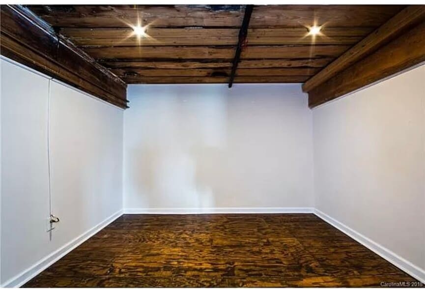 Bonus room - 201 S Hoskins Rd