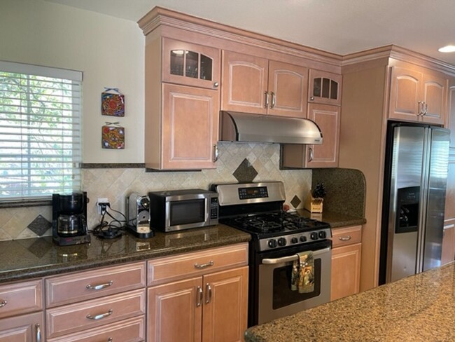 Building Photo - Gorgeous updated single level home in S.Wa...