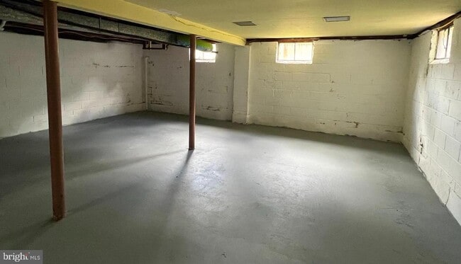 Building Photo - 40 Fairmount Dr