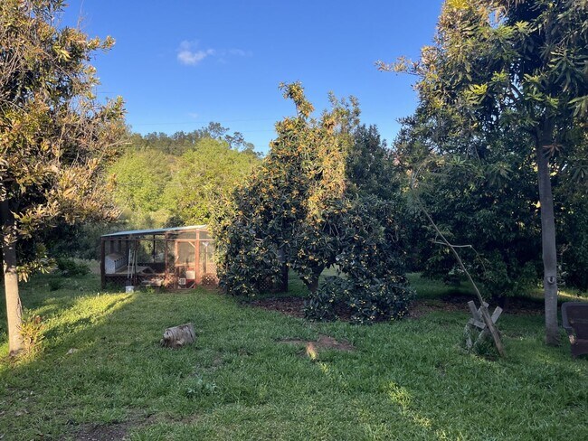 Building Photo - Beautiful 3-bedroom, 2.5-bath country-styl...