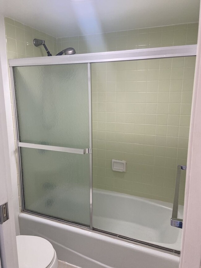 Building Photo - 1 bedroom in Chateau Waikiki