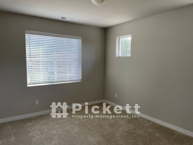 Building Photo - Large 4 Bedroom McCormick Woods Home