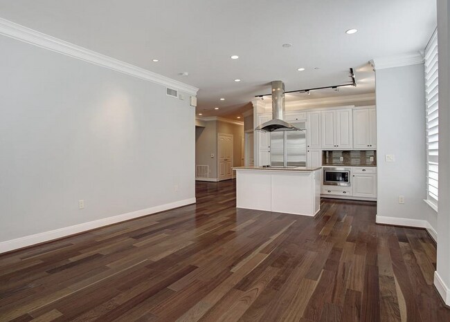 Building Photo - 1419 Montrose-3109-5