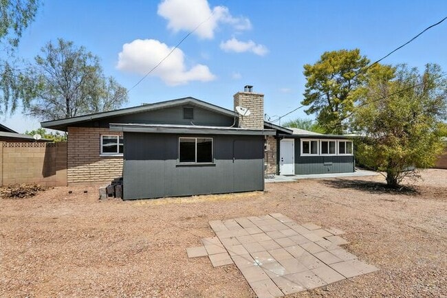 Building Photo - Totally remodeled home in prime Tempe Loca...
