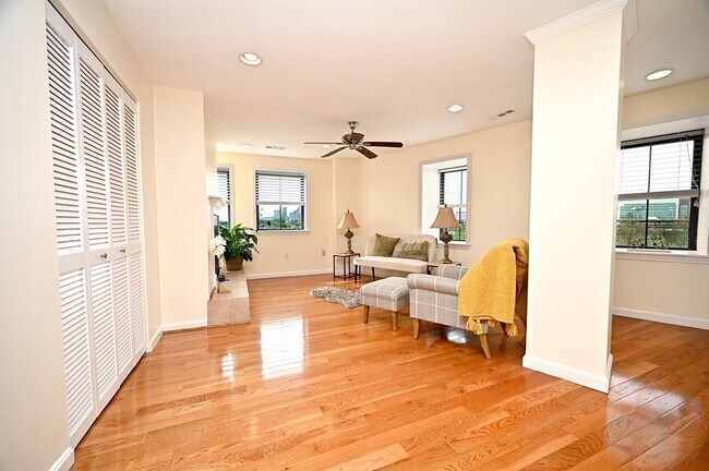 Building Photo - 358-358 Main St