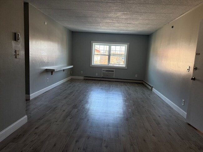 Building Photo - Oversized 2BR Apartment
