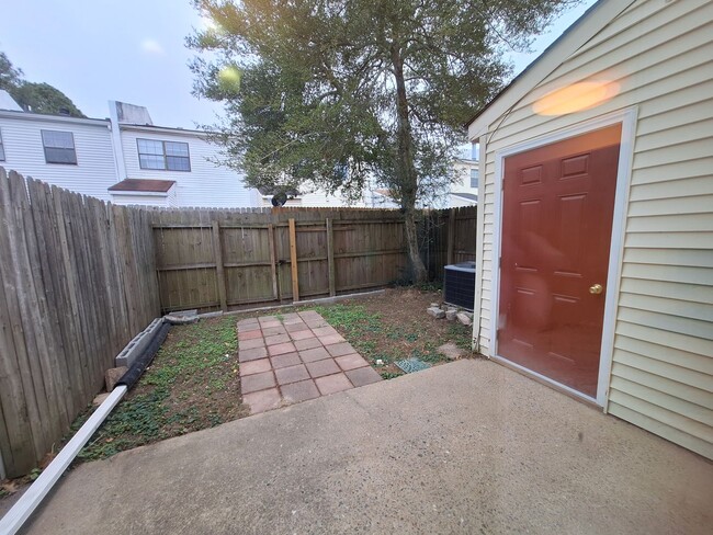 Building Photo - Remodeled Townhome