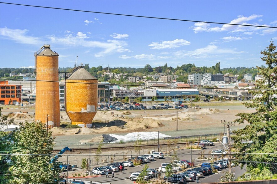 Building Photo - 1015 Railroad Ave