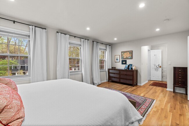 Building Photo - 4 Bed 4.5 Bath - Bethesda  Single Family Colonial - 2 Car Garage