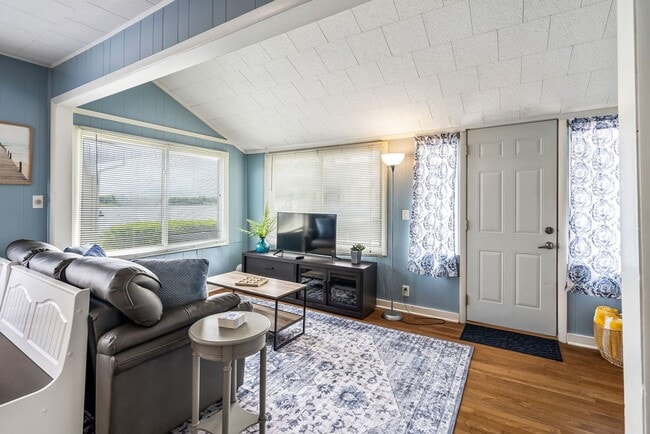 Building Photo - Off Season Rates at Lake Wawasee!