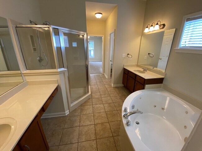 Building Photo - LARGE AND SPACIOUS HOME IN BARTLETT/ARLINGTON