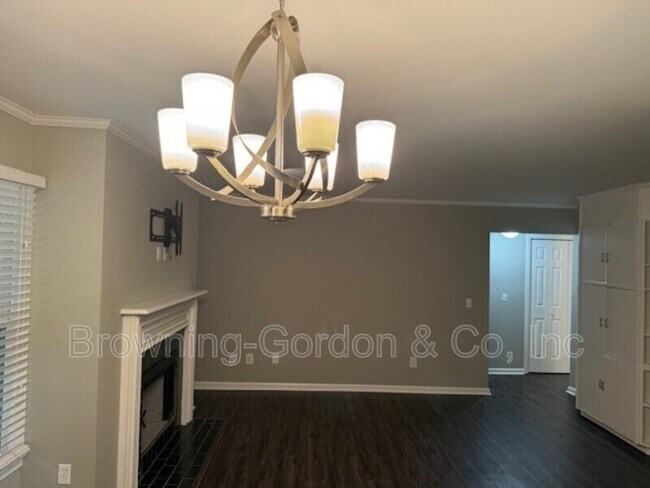 Building Photo - 215 Hillsboro Pl